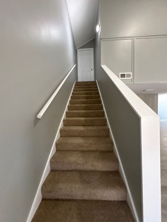 Building Photo - Newly Refreshed 3 bedroom 2 bath duplex