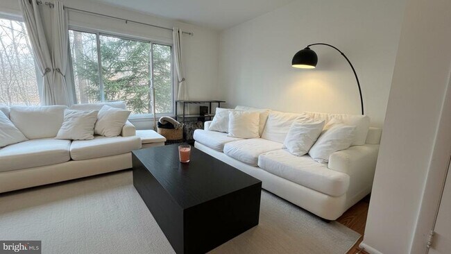 Building Photo - 16031 Dorset Rd