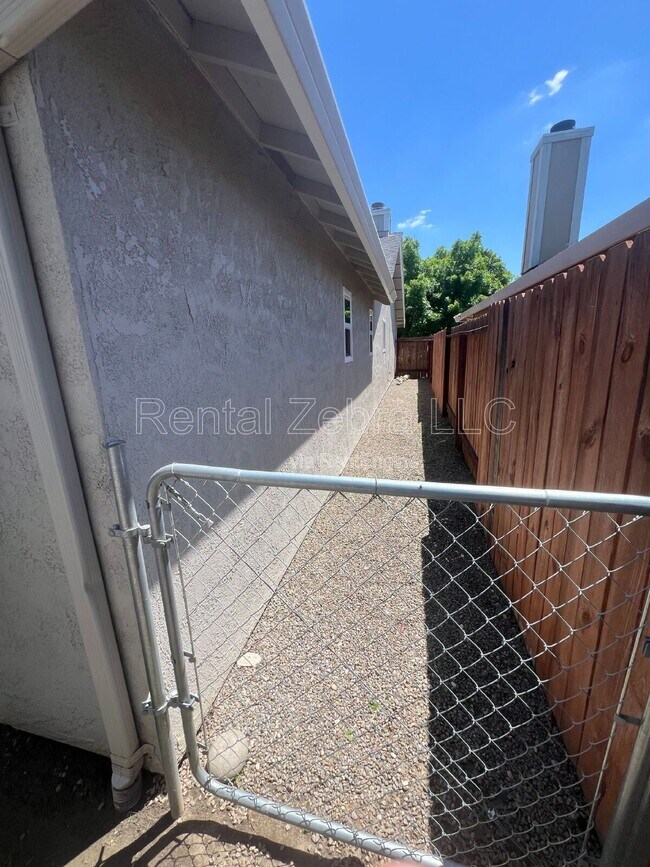 Building Photo - 2125 Northridge Dr