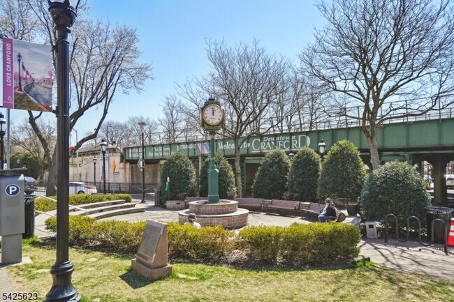 Building Photo - 13 N Ave E