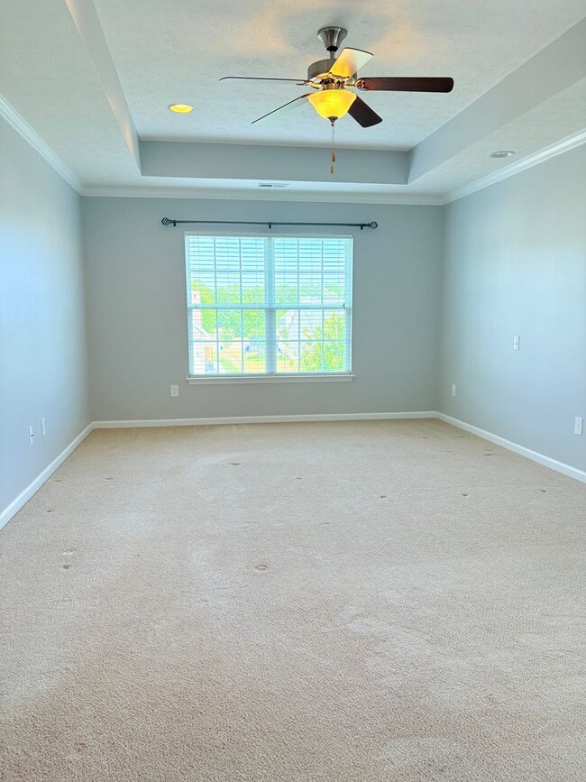 Building Photo - Large Spacious Home With Fully Fenced In Y...