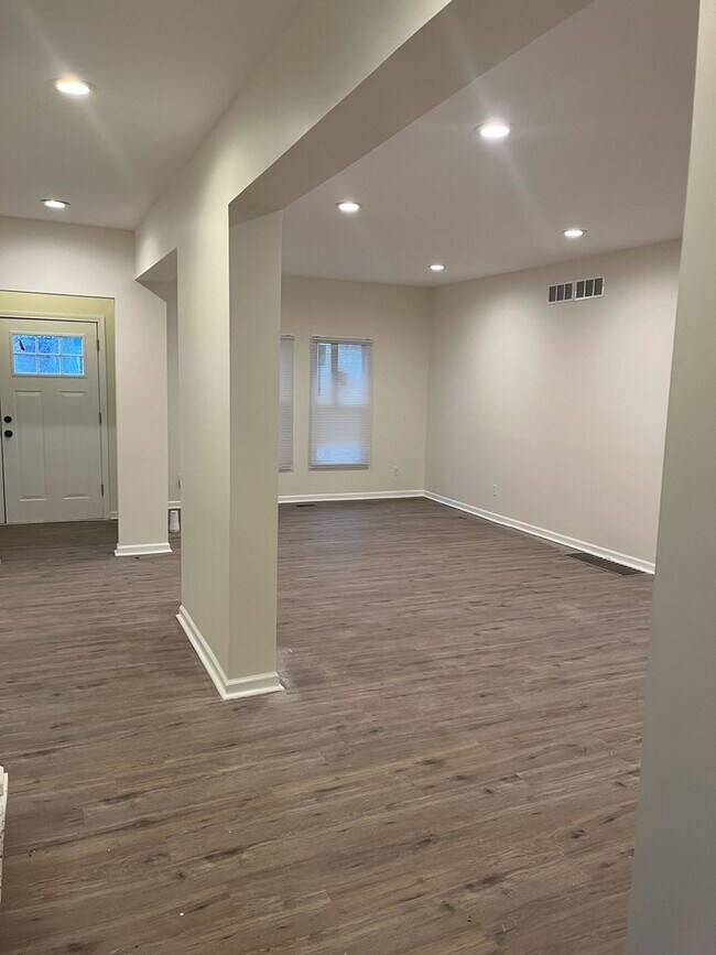 Building Photo - 5 Bedroom, 2 bath home