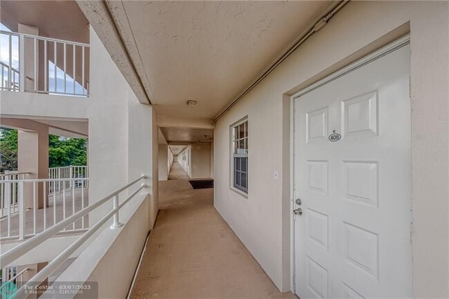 Building Photo - 3850 Oaks Clubhouse Dr