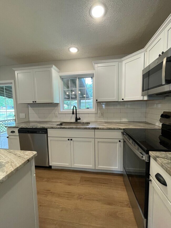 Building Photo - Great Location 3 bedroom 1 bath 1car garage