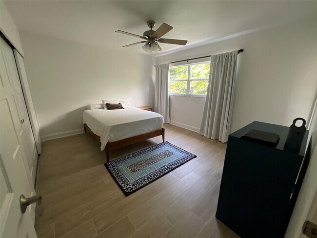 Building Photo - 2424 NE 9th St