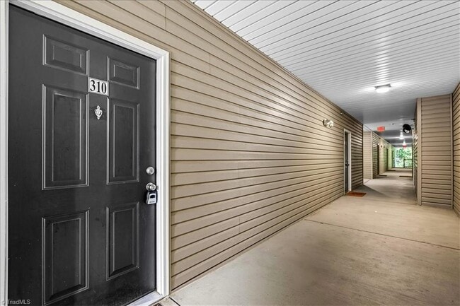 Building Photo - 7104 W Friendly Ave