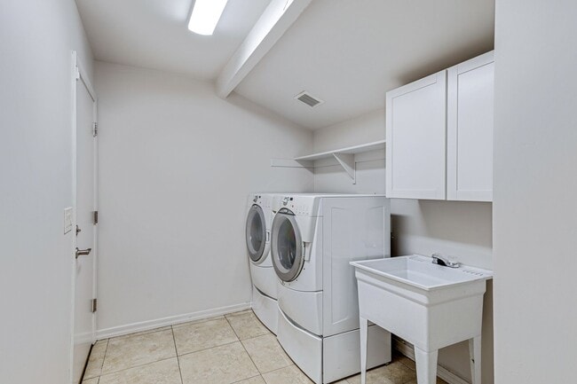 Building Photo - Spacious & Stylish 4/2 – Just  2 Miles fro...