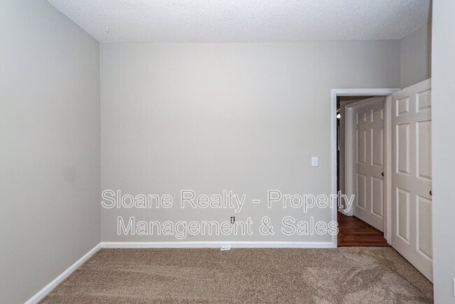 Building Photo - 1584 Kentwood Cir