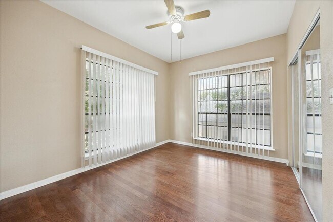 Building Photo - 712 W 21st St