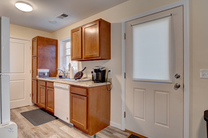 Building Photo - 15 Hillyndale Rd