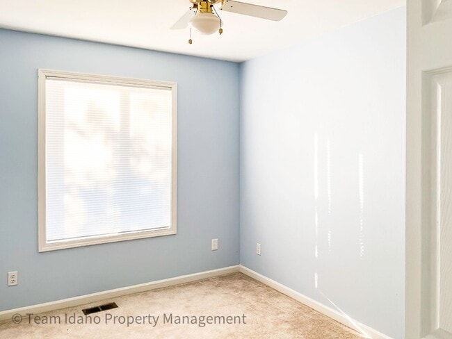 Building Photo - 5 bedrooms, 3 baths, and 3004 sqft Single Family Home