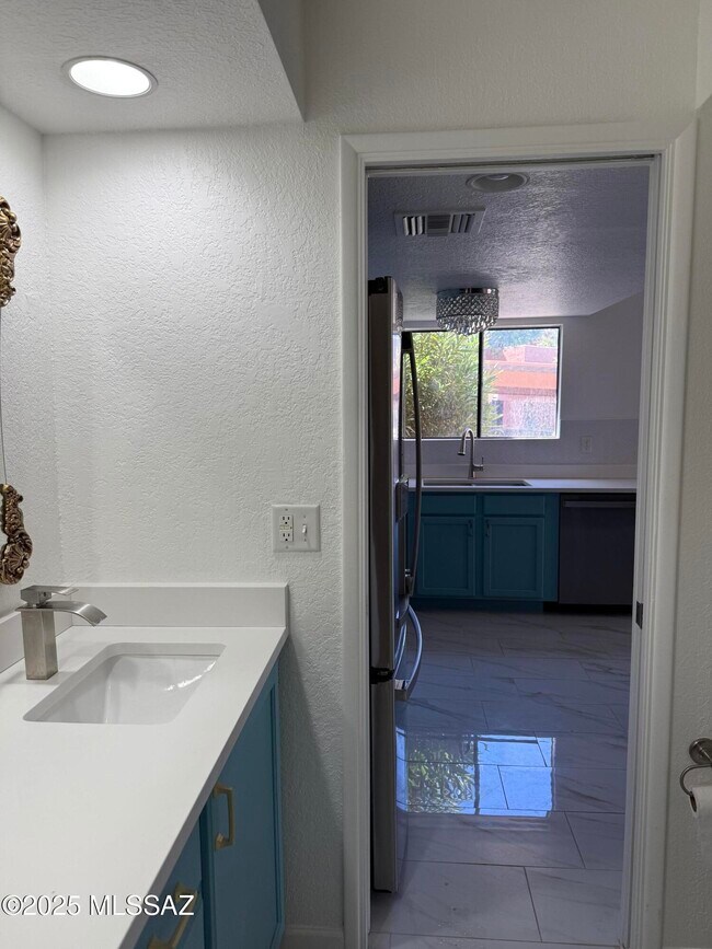 Building Photo - 5051 N Sabino Canyon Rd