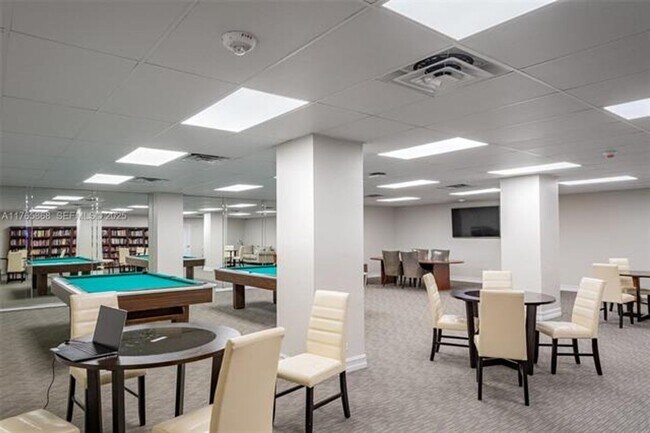 Building Photo - 5005 Collins Ave