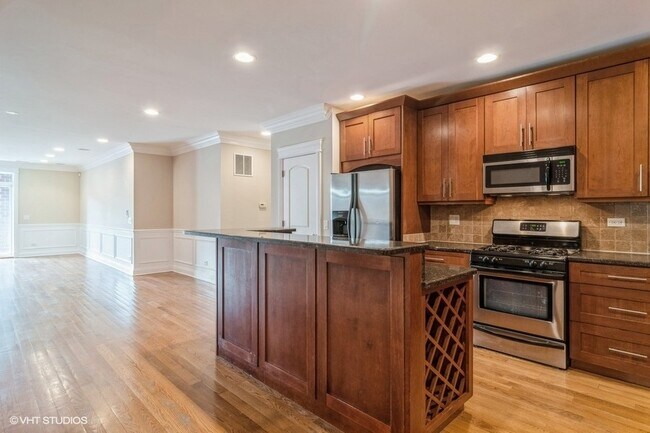 Building Photo - 2904 W Belmont Ave