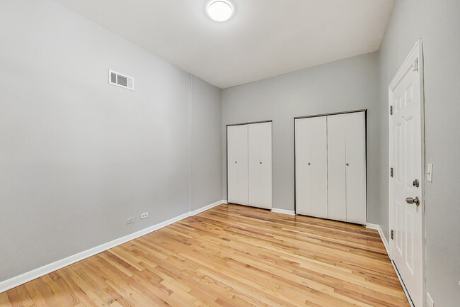 Building Photo - 864 W Aldine Ave
