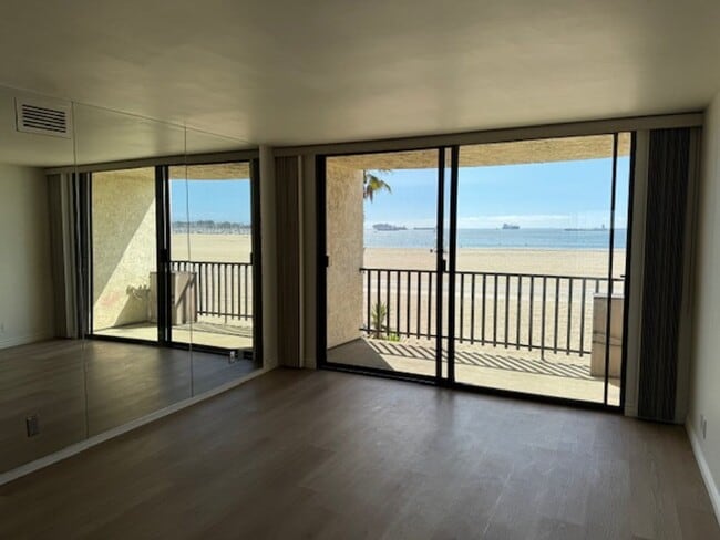 Building Photo - Steps from Alamitos Beach! Modern 1 bed 1 ...