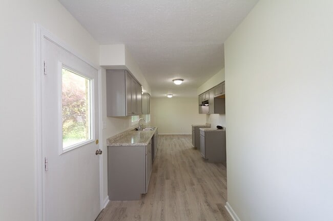 Building Photo - Updated 3 bedroom 1.5 bath home in desirab...