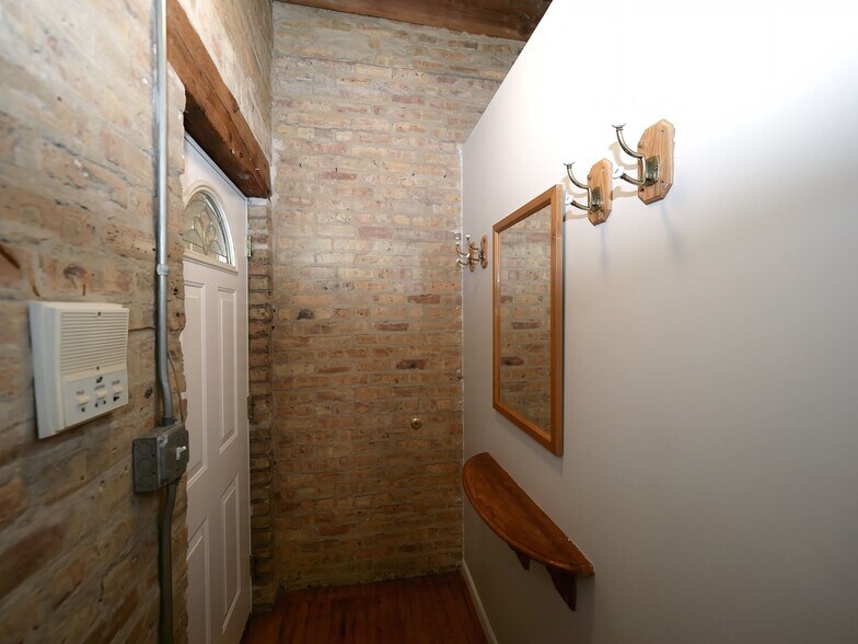 Building Photo - 2849 W Belmont Ave
