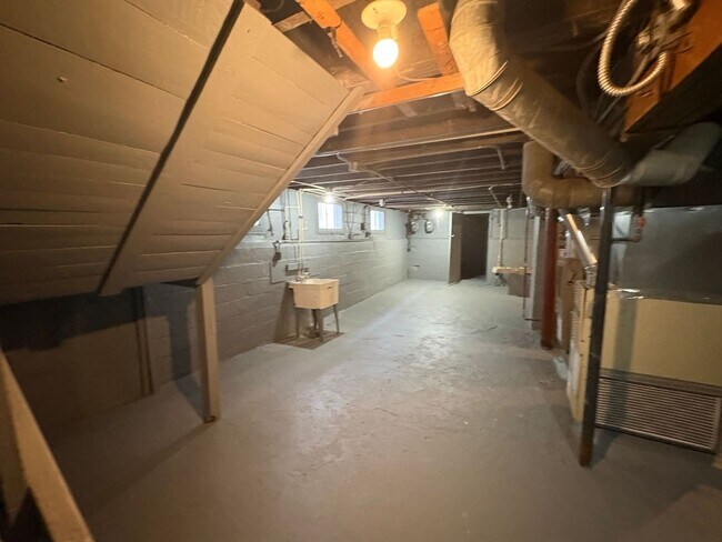 Building Photo - 15624 Halliday Ave