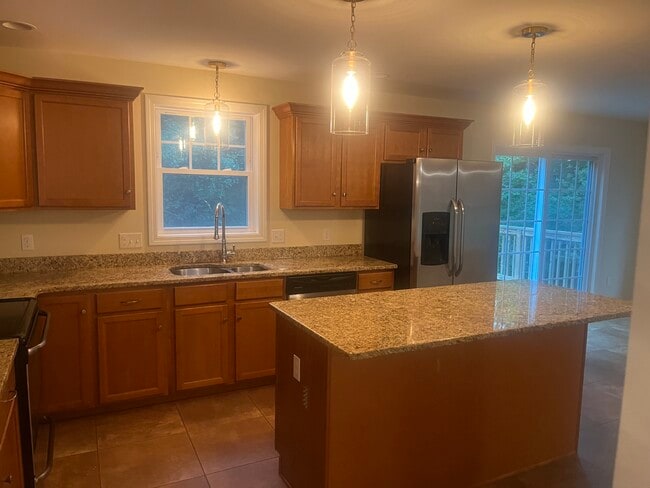 Building Photo - 11 Pinecrest Dr