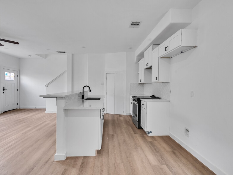 Building Photo - 8627 Homewood Ln