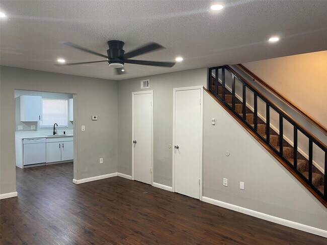 Building Photo - 2017 Oleander Blvd