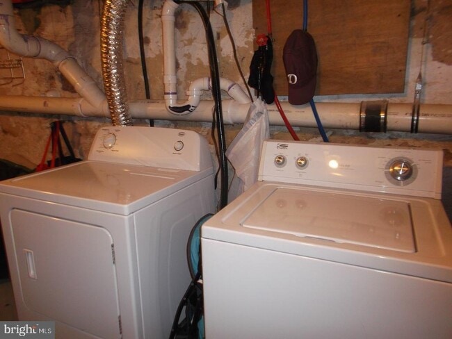 Building Photo - 177 Mary St