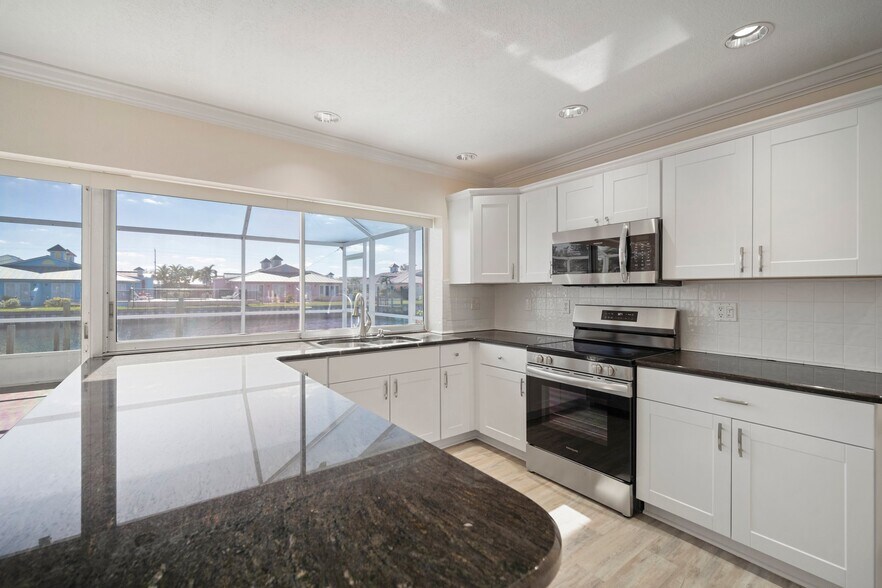 Primary Photo - 910 Spindle Palm Way