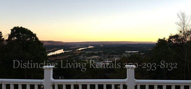 Building Photo - Cozy home with a stunning view!