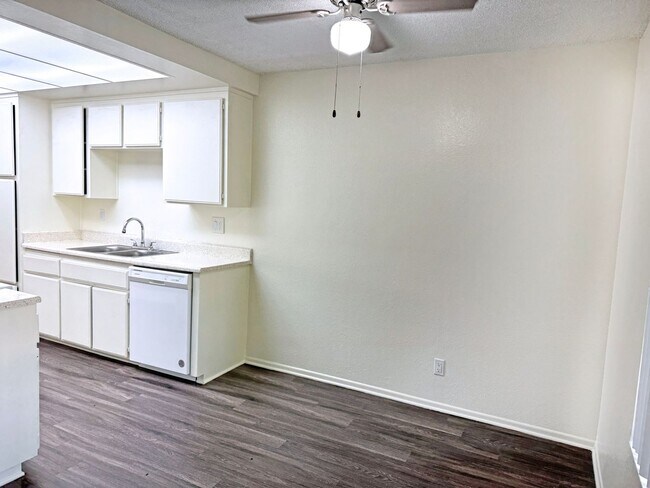 Building Photo - Unit 55 - RENT SPECIAL! 1 Bed 1 Bath Apartment Home in Anaheim, CA