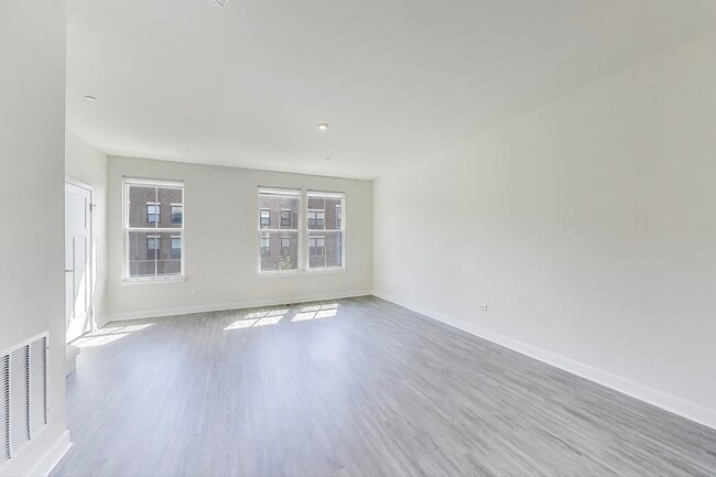 Building Photo - 312 S Elm St