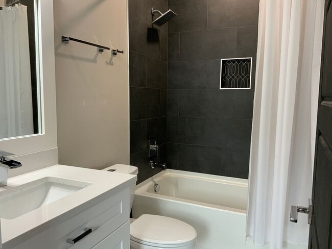 Building Photo - charming 3 bedroom, 3 bathroom home locate...