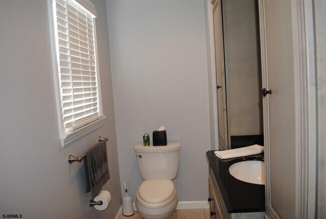 Building Photo - 110 N Gladstone Ave