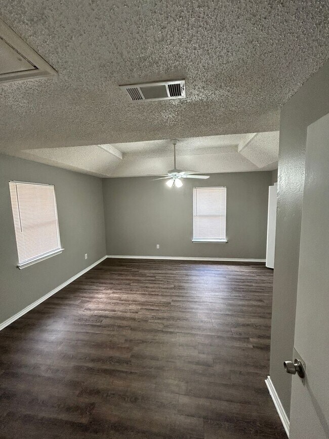 Building Photo - 404 Jordan Ln