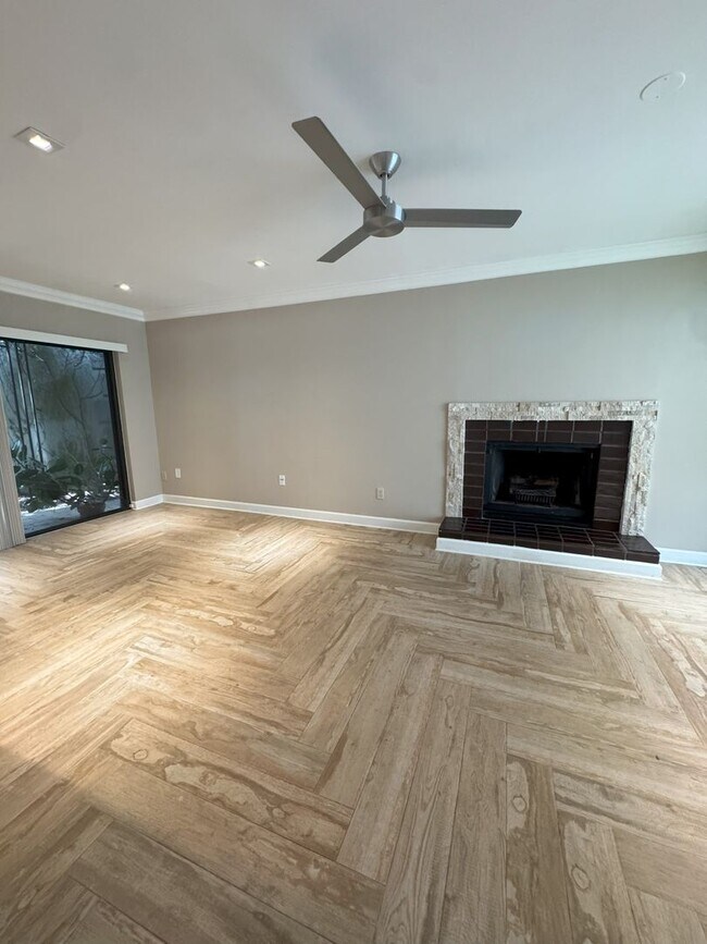 Building Photo - Beautifully updated 2 bedroom 2.5 bath tow...