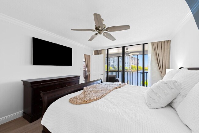 Building Photo - 1100 SE 5th Ct