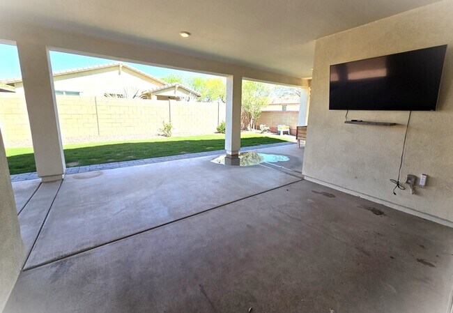 Building Photo - Stunning 3 bedroom with a flex room 2 baths