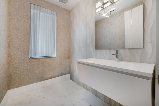 Building Photo - 106 NE 16th Terrace