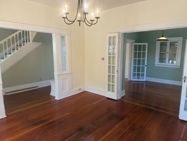 Building Photo - Bright and Spacious