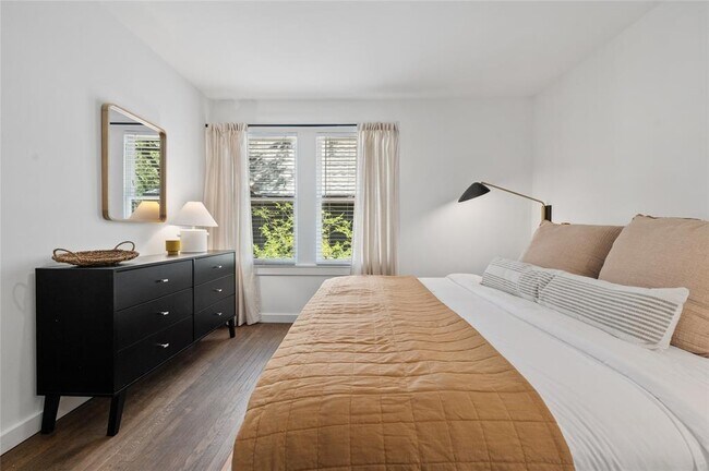 Building Photo - 1507 Drake Ave