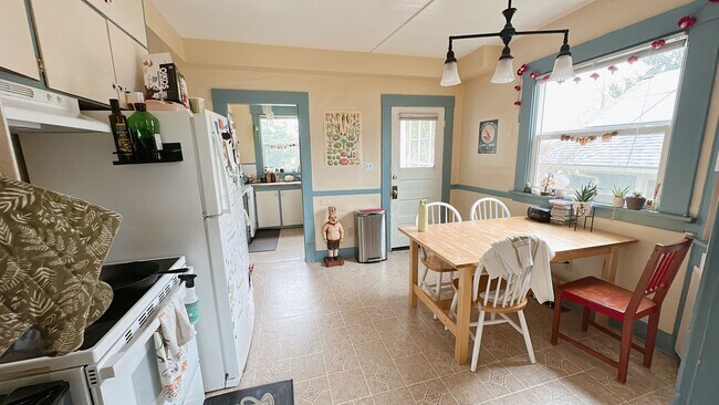 Building Photo - PRELEASE:  4+bdrm/1bath near WWU + Sehome Hill