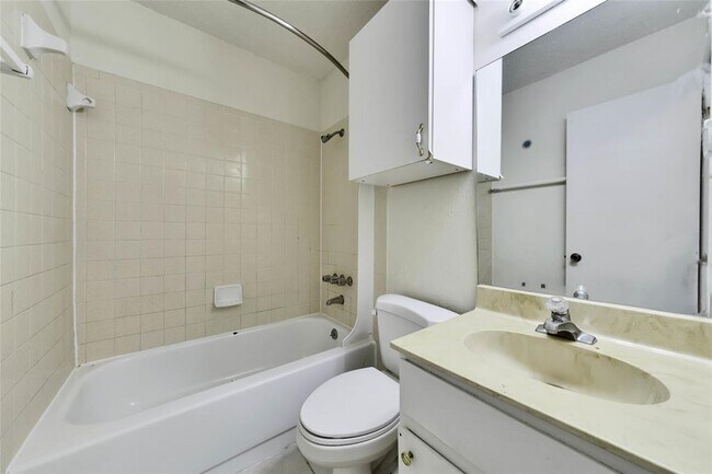 Building Photo - 9802 Hundred Oaks Cir