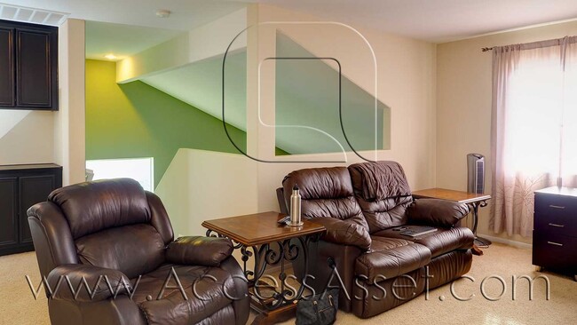 Building Photo - Large 4 Bed/3 Bath Home with an Incredible...