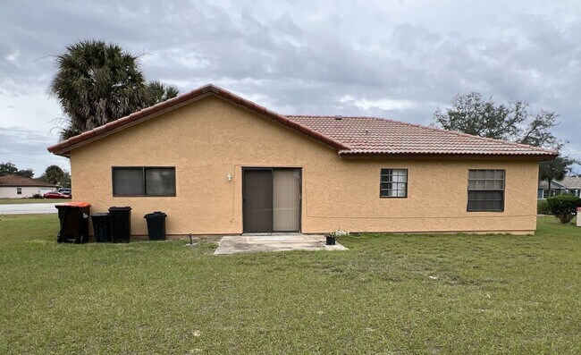 Building Photo - 319 Oak Track Dr