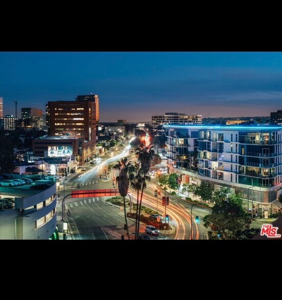 Building Photo - 321 S San Vicente Blvd