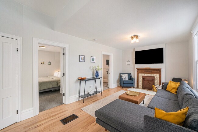 Building Photo - 832 26th St