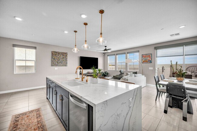 Building Photo - Spacious 5-Bedroom Home with Loft, Pool & Mountain Views