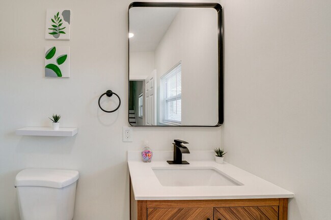 Building Photo - 2633 Broadway Ave