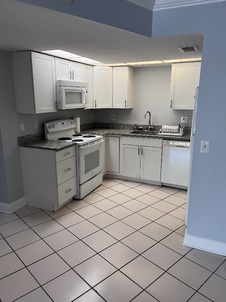 Building Photo - 2069 NE Collins Cir