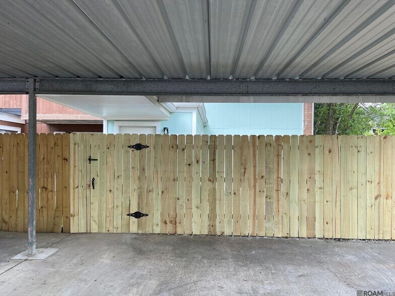 Building Photo - 2122 Stonehenge Ave